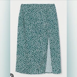 ✨H&M✨ Green floral midi skirt